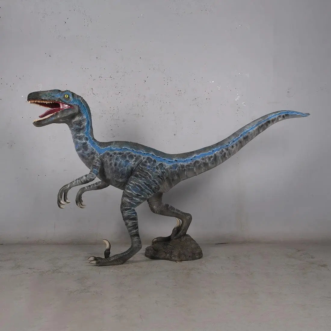 X-Plus 1:8 Jurassic Park Dominion Velociraptors ' BLUE ' & ' BETA X-Plus 1:8 Jurassic Park Dominion Velociraptors ' BLUE ' & ' BETA