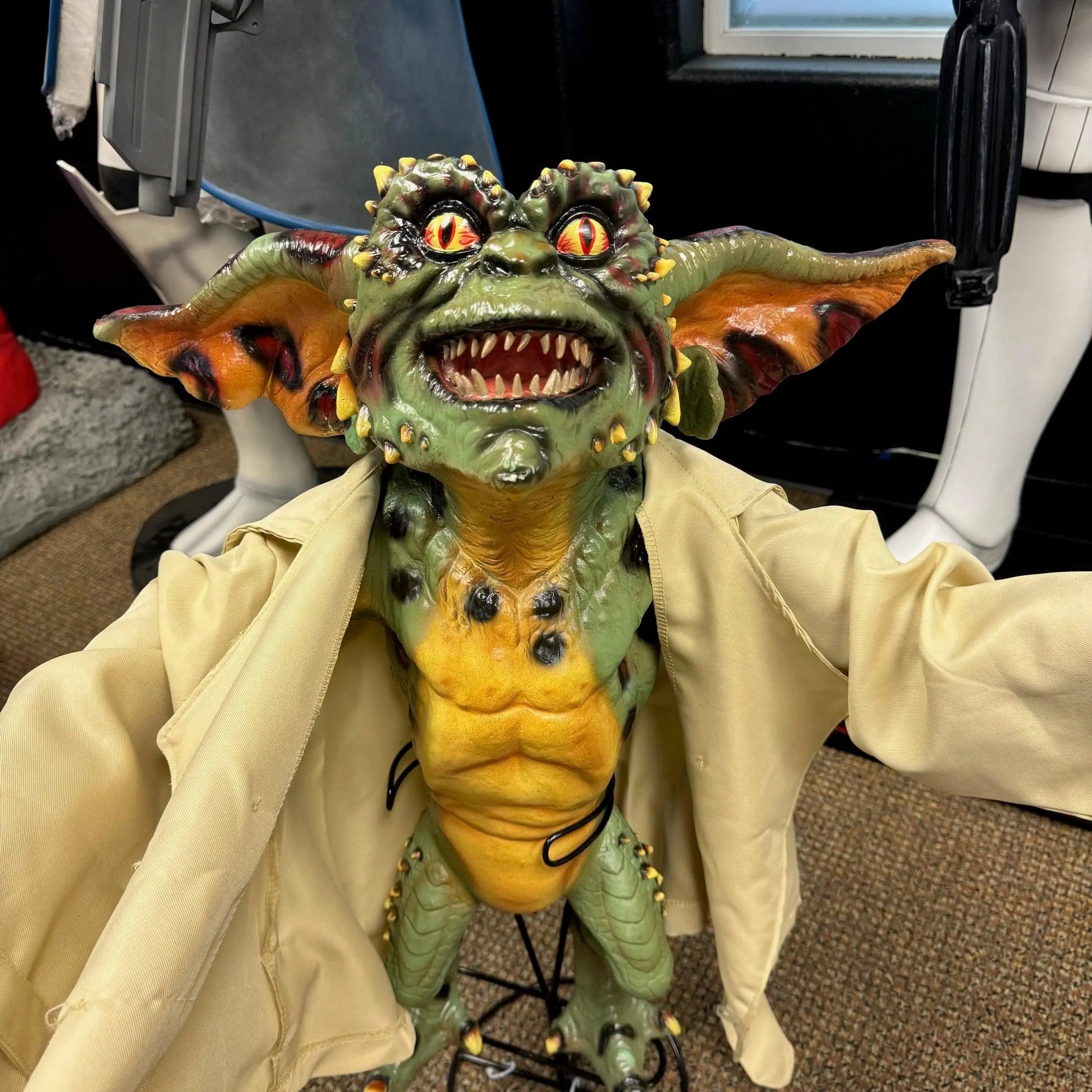 Gremlins 2: Greta the Female Gremlin Stunt Puppet Prop Replica 75 cm - La Quatrième Dimension Gremlins 2: Greta the Female Gremlin Stunt Puppet Prop Replica 75 cm - La Quatrième Dimension