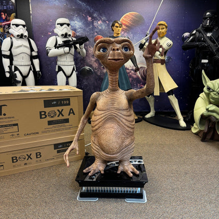 E.T. Life Size Light Up Statue 1:1