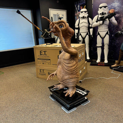 E.T. Life Size Light Up Statue 1:1