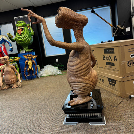 E.T. Life Size Light Up Statue 1:1