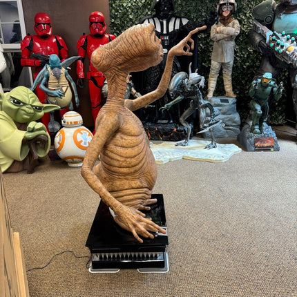 E.T. Life Size Light Up Statue 1:1