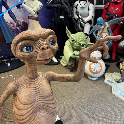 E.T. Life Size Light Up Statue 1:1