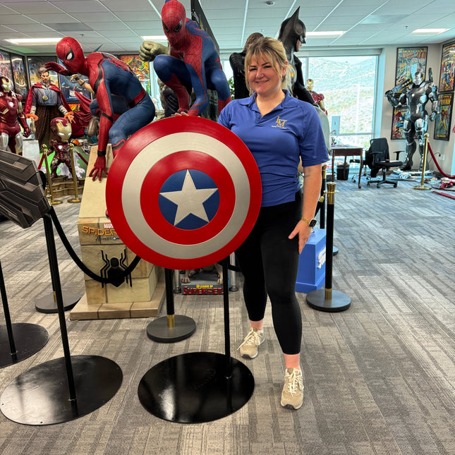 Pre-Owned Display Captain America Red Shield Photo Op Statue LM Treasures - BK