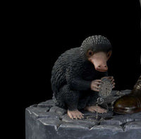 FANTASTIC BEASTS 2 - Newt & Niffler Life Size Statue - LM Treasures 